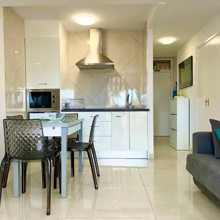 Miss Flora Playa Honda Apartmán *