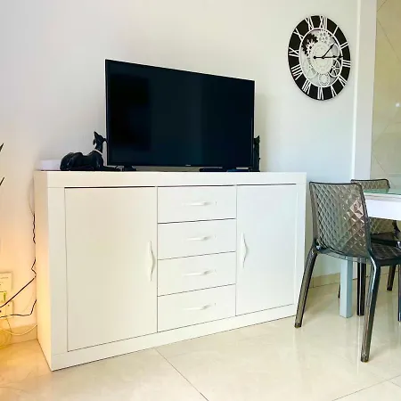 Miss Flora Playa Honda פלאייה דה לאס אמריקס